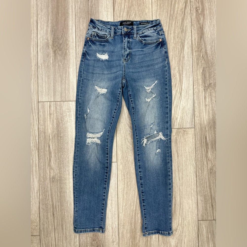 Judy Blue Distressed Boyfriend Jeans in Blue